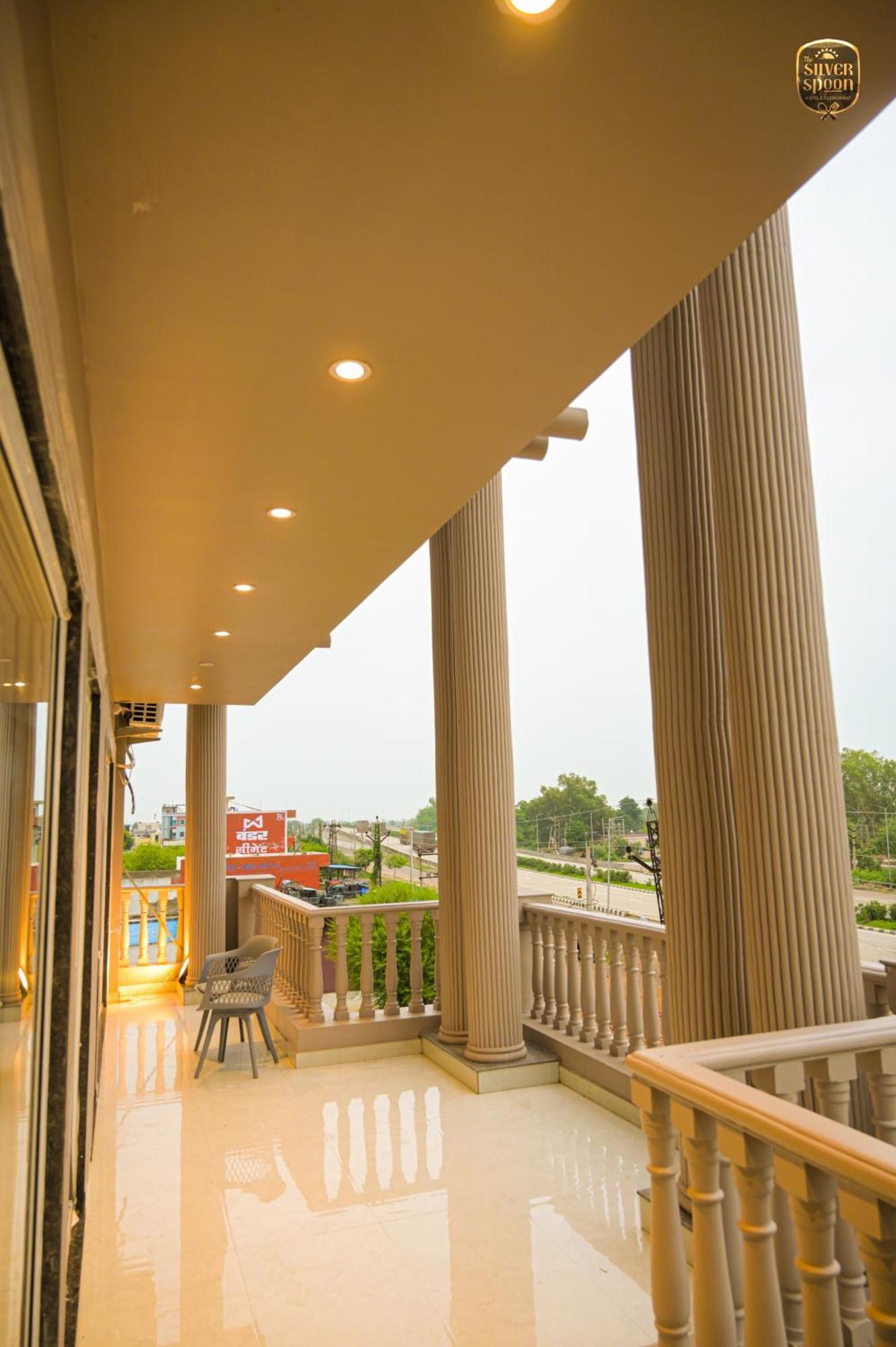 The Silver Spoon Hotel & Restaurant Būndi Exterior foto