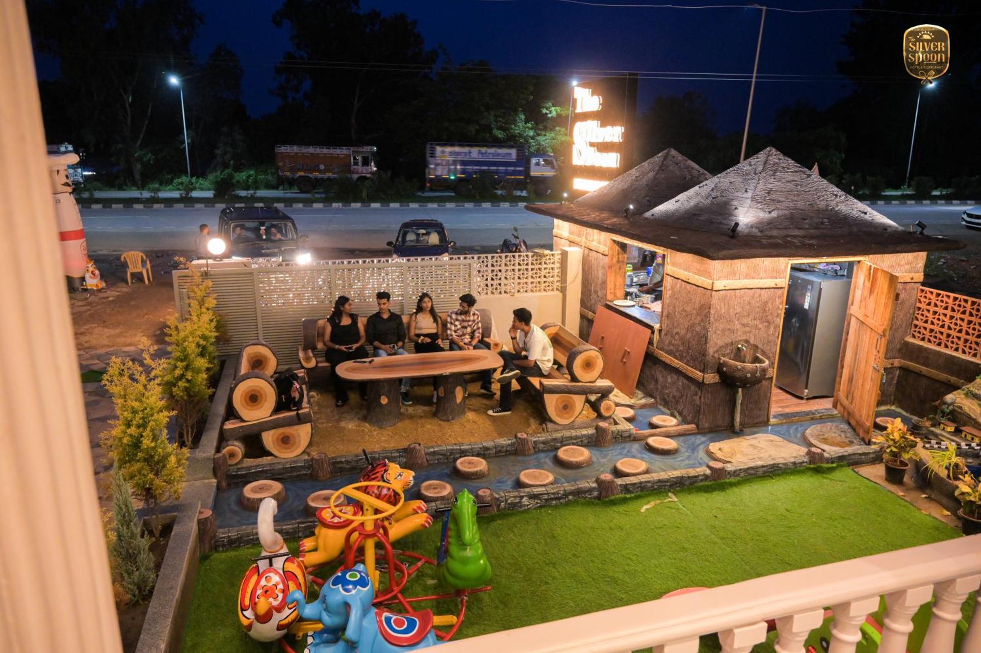 The Silver Spoon Hotel & Restaurant Būndi Exterior foto